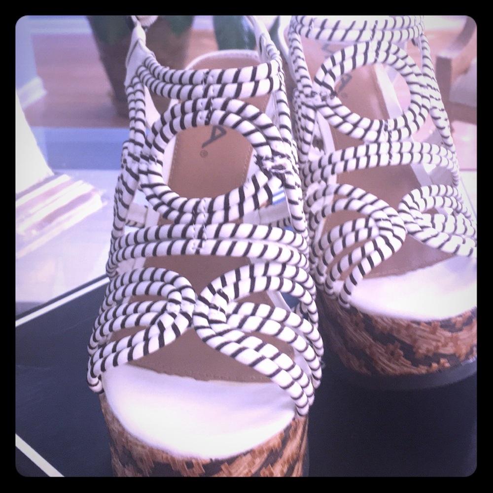 Mia Evelyn cream wedge size 8.